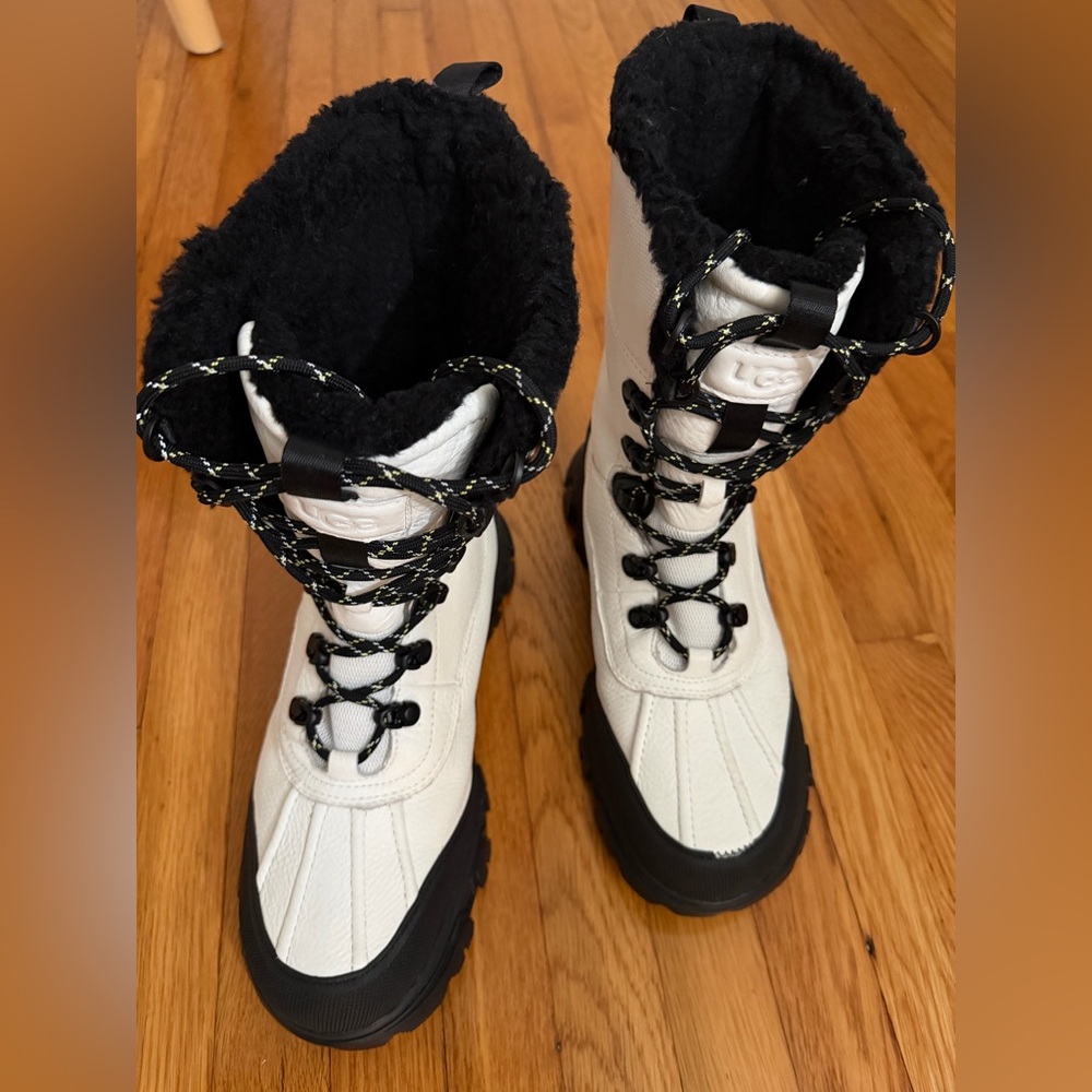 UGG adirondack meridian white/black snow boots 9.5